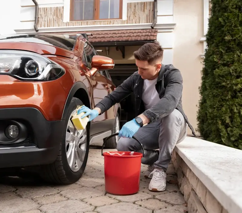 Lavage auto à domicile Vausseroux : professionnel intervenant sur un véhicule